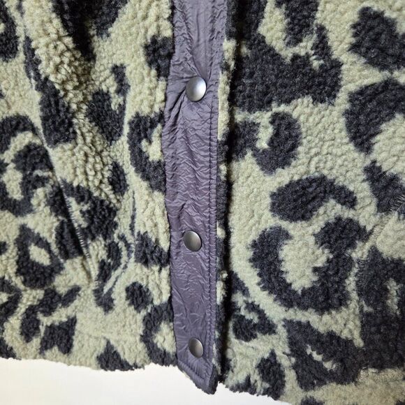 EUC OLD NAVY SHERPA ANIMAL PRINT MOCK NECK BUTTONED SWEATER SIZE XL - Picture 8 of 13
